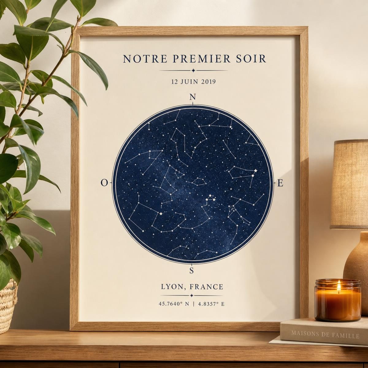 Affiche céleste encadrée en chêne dans un intérieur