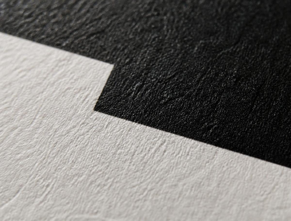 Gros plan sur la texture du papier d’art mat 200 g et l’encre pigmentée